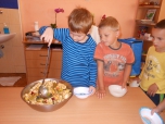Ovoce a zelenina. Výroba ovocného salátu.